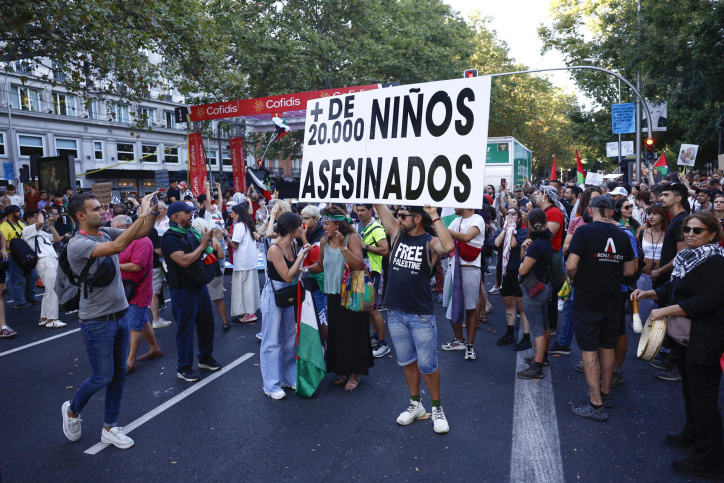 MADRID, 14/09/2025.- Los manifestantes propalestinos cortan el recorrido de los ciclistas en el Paseo del Prado, este domingo, durante la última etapa de la Vuelta a España que se disputa entre las localidades madrileñas de Alalpardo y Madrid, con un recorrido 103,6 Km.- EFE/Rodrigo Jiménez