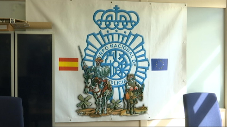 Escudo de la Policía Nacional en la Brigada de Patrimonio Histórico con Don Quijote y Sancho Panza