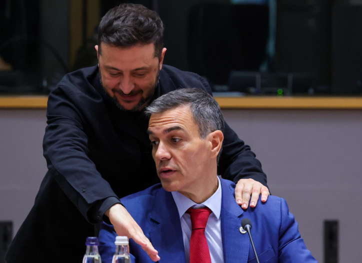 FOTODELDÍA Bruselas (Bélgica), 23/10/2025.- El presidente ucraniano, Volodímir Zelenski saluda al presidente del Gobierno español, Pedro Sánchez, en la Cumbre del Euro en Bruselas, Bélgica,este jueves. Los líderes de la UE se reúnen en Bruselas para debatir la situación en Ucrania, la defensa europea, la evolución de la situación en Oriente Medio, la competitividad, la vivienda y la migración. EFE/ Yves Herman / POOL