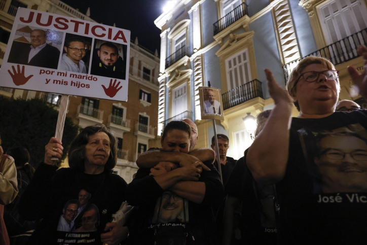 Un grupo de personas durante una protesta de asociaciones de víctimas de la dana, frente al Palau de la Generalitat, a 2 de noviembre de 2025.
