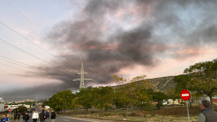 Humo de la fogata en las inmediaciones de Puertollano
