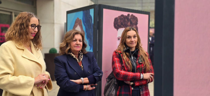 Sara Simón, Carmen Amores y Teresa López visitando la exposición