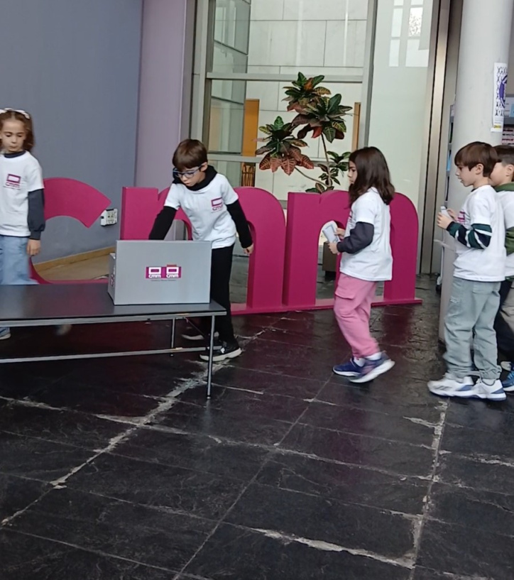 Los alumnos del CEIP La Candelaria depositan sus ideas en la cápsula del tiempo