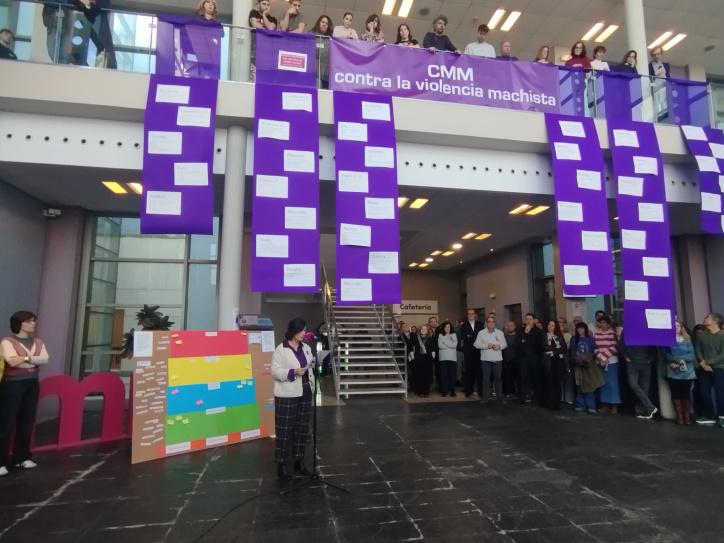 Cristina Corcuera, agente de Igualdad de CMM, leyendo el manifiesto del 25-N