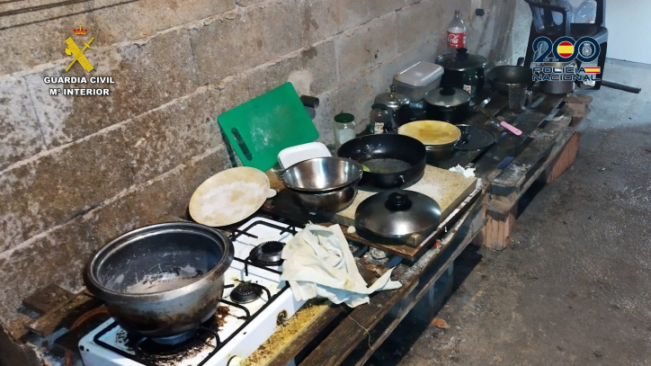 El complejo modus operandi empleado por la red criminal consistía en aprovecharse de inmigrantes irregulares que entraban con visados de turista

hasta países del territorio Schengen, y, una vez en España, eran derivadas a otras partes del territorio nacional donde vulneraban sus derechos laborales.