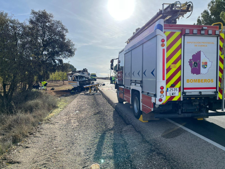 Imagen de cómo ha quedado el camión tras el siniestro en la CM-220