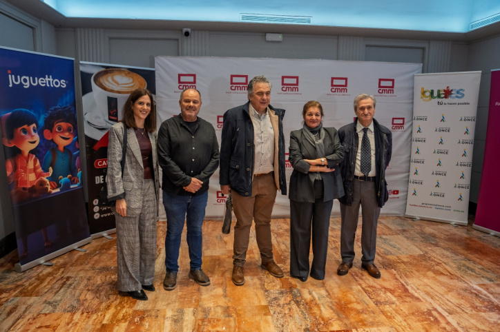 La directora general de CMM, Carmen Amores, y el director de la obra, Eduardo Gutiérrez, junto a Marta Díaz, Carlos Javier Hernández y Pepe López
