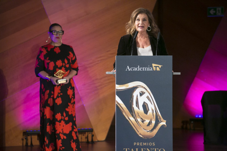 Carmen Amores, durante su discurso en la entrega del premio Talento a Idoia Bilbao