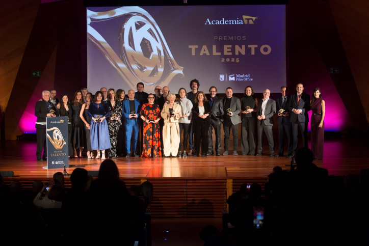 Foto de familia de premiados y entregadores