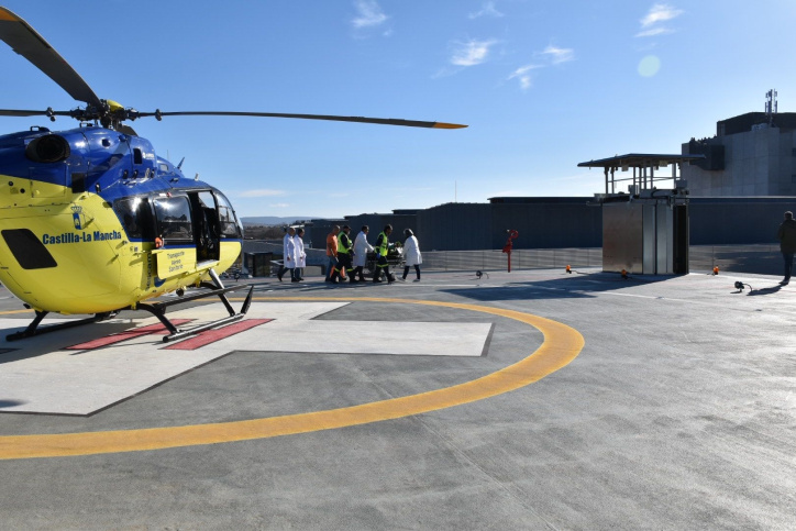 El helicóptero sanitario del Sescam aterriza en el helipuerto del Hospital de Cuenca en un simulacro de emergencia