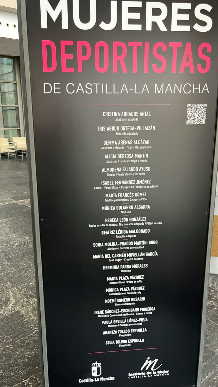 Una de las estructuras metálicas que conforman la exposición Mujeres Deportistas de CLM