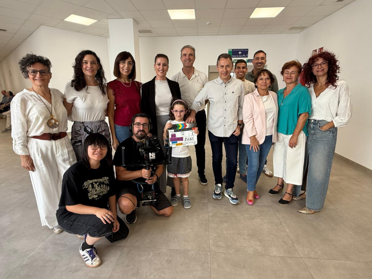 Julián Cano y el equipo de 'Héroes Anónimos' en el rodaje del capítulo 'Enfermería, centinela de los cuidados'