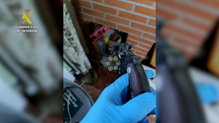 Arma encontrado en el registro de la vivienda.