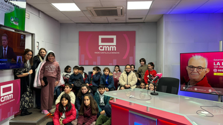 Los alumnos de 4º de Primaria del CEIP San Isidro Labrador visitan el estudio 'Juan Ramón Levia' de Radio Castilla-La Mancha
