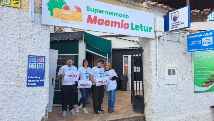 Imagen del exterior del supermercado de Letur (Albacete) en el que se ha vendido el décimo del tercer premio