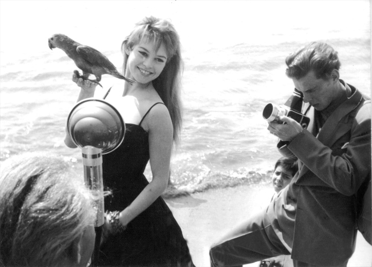 (Foto de ARCHIVO)
FILED - 01 April 1956, France, Cannes: Then French actress and singer Brigitte Bardot is photographed with a parrot in her hand on the beach during the Cannes Film Festival. Brigitte Bardot has died at age 91, according to media reports, citing the Brigitte Bardot Foundation. Photo: -/AFP Intercontinentale/dpa

01/4/1956 ONLY FOR USE IN SPAIN