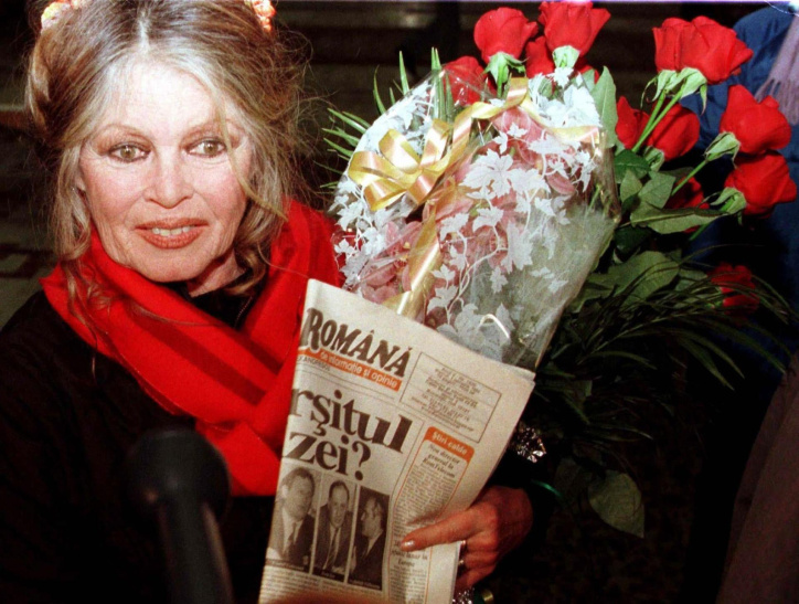 Bucharest (Romania), 28/12/2025.- (FILE) - Former French actress and animal rights campaigner Brigitte Bardot talks to reporters upon her arrival to Bucharest, Romania, 04 February 1998 (reissued 28 December 2025). French film legend and animal rights activist Brigitte Bardot has died aged 91, her foundation announced on 28 December 2025. (Francia, Rumanía, Bucarest) EFE/EPA/BOGDAN PETRESCU