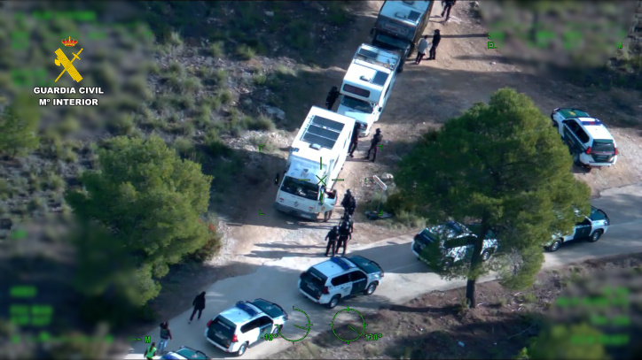 Vehículos en el entorno del Cenajo.