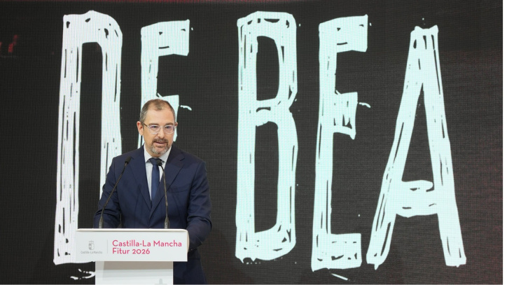 El director de Radio y Comunicación Corporativa de CMM, Óscar García, interviene en la presentación de 'La tesis de Bea' en FITUR