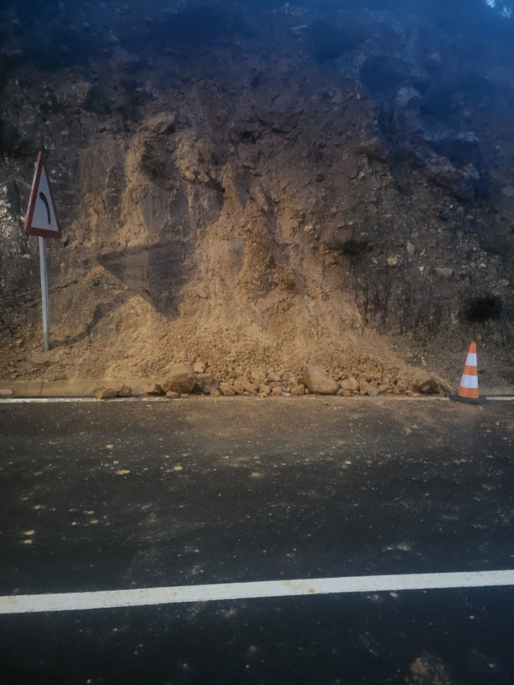 Desprendimiento de un talud en la carretera N-420