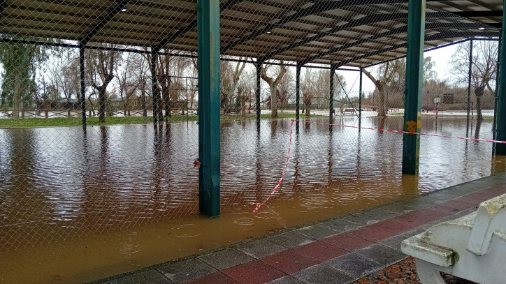 Instalaciones municipales anegadas por el agua del Bullaque a su paso por El Robledo (Ciudad Real)