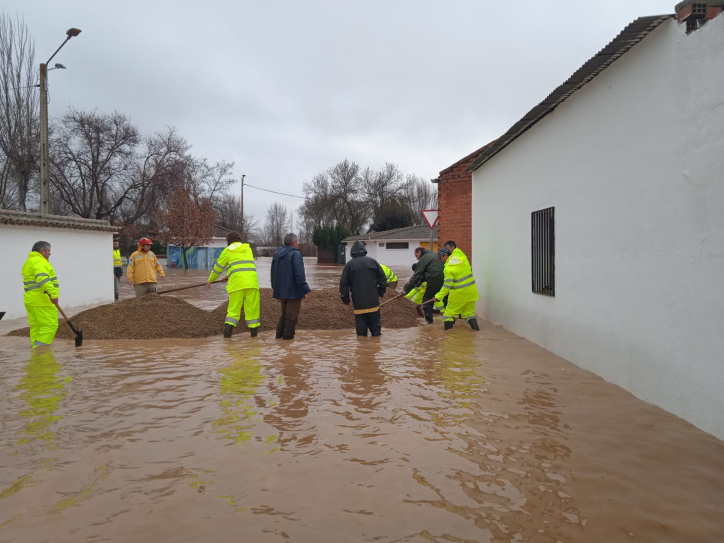Efectivos del Plan Infocam achican agua en la localidad de El Robledo, en Ciudad Real.