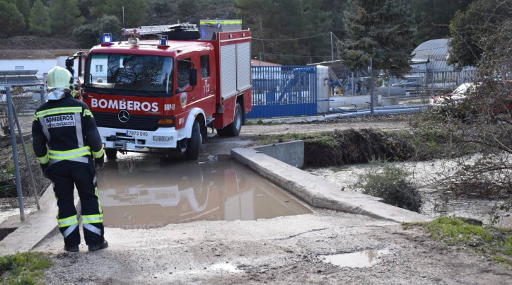 Bomberos de la Diputación de Albacete realizan labores de achique en la piscifactoría El Zarzalejo (pedanía de El Jardín), afectada por el desbordamiento del río Jardín