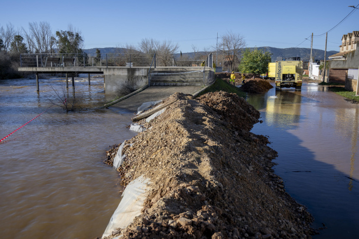 El Robledo (Ciudad Real), 14/02/2026.- La localidad ciudadrealeña de El Robledo vive este sábado una jornada de "calma tensa" por el caudal del río Bullaque tras una noche "un poco complicada" en la que hubo que tomar "decisiones urgentes" para que el agua no afectara a las viviendas. Así lo ha manifestado el alcalde hoy sábado. EFE/Jesús Monroy