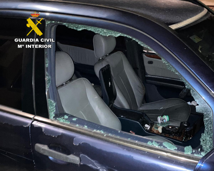 Lunas rotas de uno de los coches afectados.