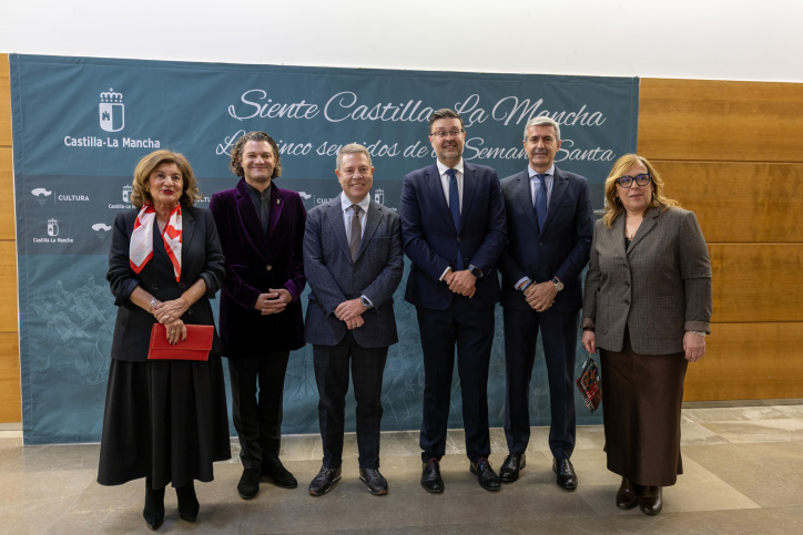 En la imagen, el presidente de Castilla-La Mancha (centro), acompañado a la derecha por el consejero de Educación, el delegado de la Junta en Toledo y la viceconsejera de Cultura; y por Alexandre Da Costa y Carmen Amores a la izquierda.