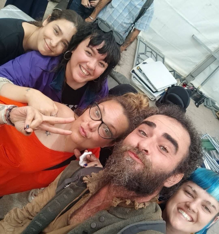 Ester Rivas (segunda por la izquierda) junto a el equipo durante el rodaje de "El Cautivo"