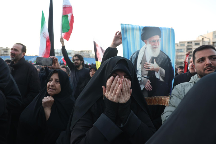 TEHRAN (Iran (Islamic Republic Of)), 01/03/2026.- Iraníes reaccionan tras la muerte del líder supremo iraní, el ayatolá Alí Jamenei, en la plaza Enqelab de Teherán, Irán, el 1 de marzo de 2026.