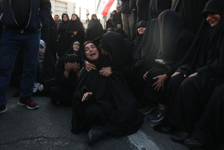 TEHRAN (Iran (Islamic Republic Of)), 01/03/2026.- Iraníes reaccionan tras la muerte del líder supremo iraní, el ayatolá Alí Jamenei, en la plaza Enqelab de Teherán, Irán, el 1 de marzo de 2026.