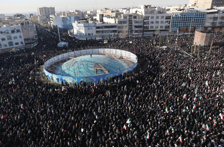 TEHRAN (Iran (Islamic Republic Of)), 01/03/2026.- Iraníes reaccionan tras la muerte del líder supremo iraní, el ayatolá Alí Jamenei, en la plaza Enqelab de Teherán, Irán, el 1 de marzo de 2026.