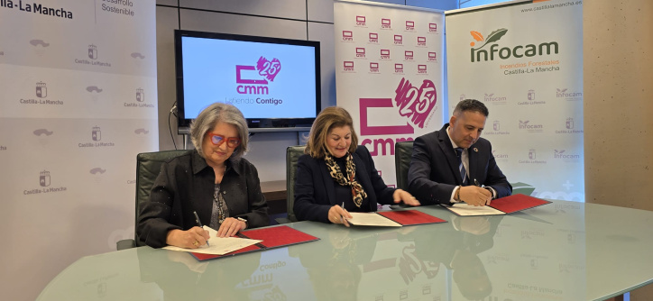 Carmen Amores, Mercedes Gómez y Miguel Ángel Peña firman el convenio de colaboración para la prevención de incendios forestales
