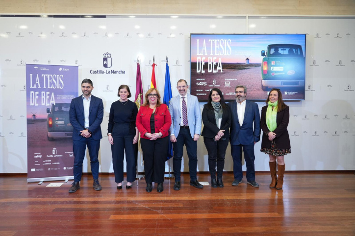 Foto de familia del lanzamiento "La Tesis de Bea", ya disponible en Playpódcast.es