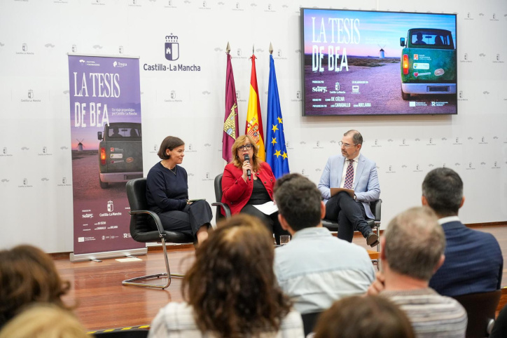 Momento de la intervención de la viceconsejera de Cultura, Carmen Teresa Olmedo, durante el lanzamiento del pódcast "La Tesis de Bea"