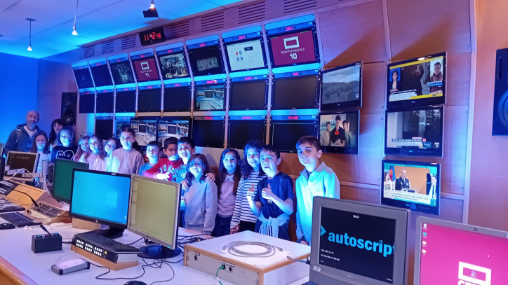 Los alumnos del CEIP El Duende de Nambroca visitan el control técnico de la televisión
