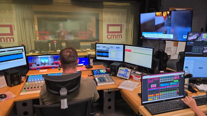 Control de sonido de Radio Castilla-La Mancha durante la emisión especial en el día del apagón