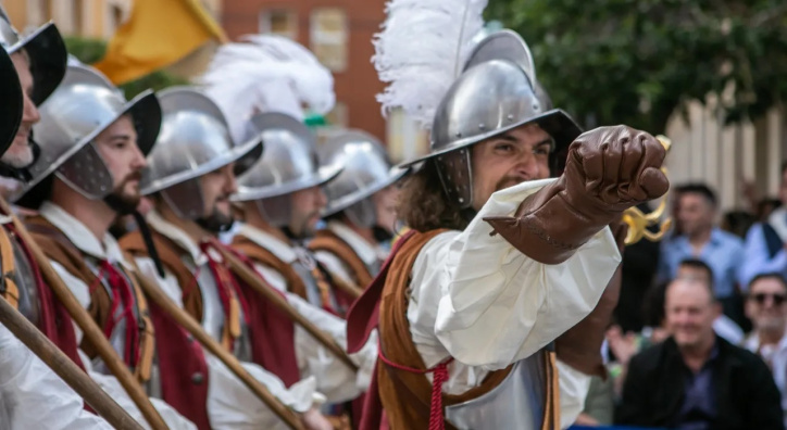 Las comparsas de Moros y Cristianos se dan cita en las coloridas calles de Almansa