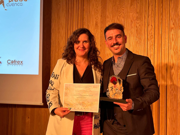 El periodista Rodrigo Muñoz con el Premio al Mejor Trabajo otorgado por la Asociación de la Prensa de Cuenca.