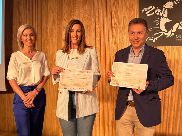 Julián Cano, director y presentador del programa de servicio público "Héroes Anónimos", y la copresentadora Raquel Salinero, también fueron reconocidos en los premios de Periodismo de la Asociación de Prensa de Cuenca.