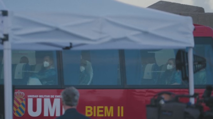 Los pasajeros pendientes de su repatriación, en autobuses de la UME camino del aeropuerto