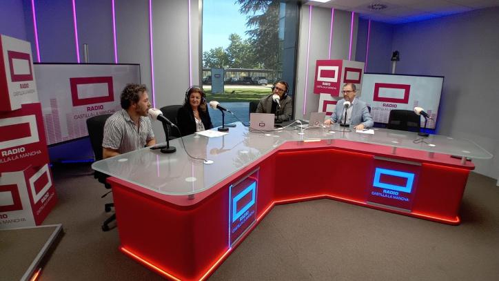 La directora general de CMM, Carmen Amores, el director de Radio y Comunicación Corporativa, Óscar García, y el jefe de Grafismo de CMM, Jorge López, en la presentación de la nueva identidad visual de Radio CLM