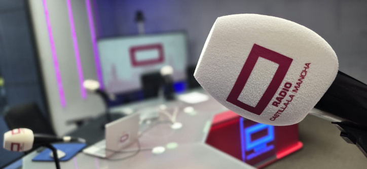 Así luce el nuevo logotipo de Radio Castilla-La Mancha en los micrófonos de la emisora