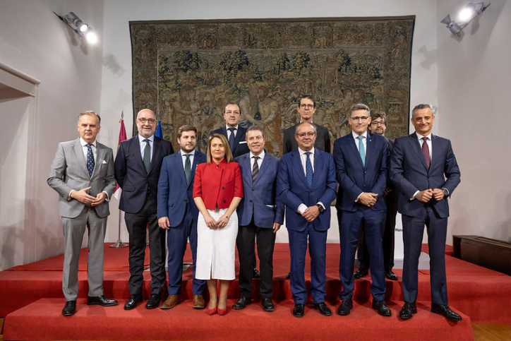 Los firmantes del acuerdo en el Palacio de Fuensalida.
