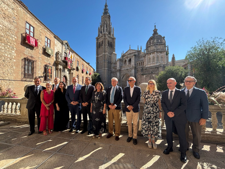 La Junta General de FORTA junto a Carlos Velázquez, alcalde de Toledo.