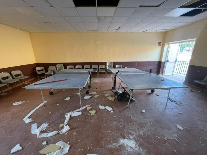 Imagen de los destrozos en la sala multiusos de la piscina de Cebolla