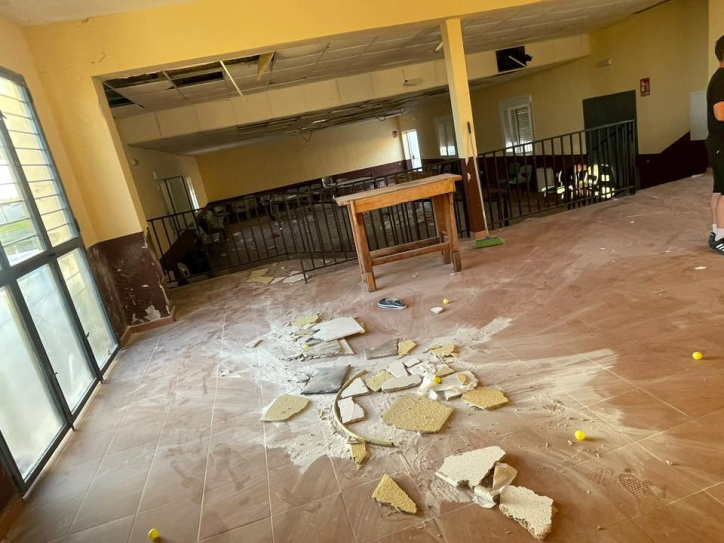 Imagen de los destrozos en la sala multiusos de la piscina de Cebolla