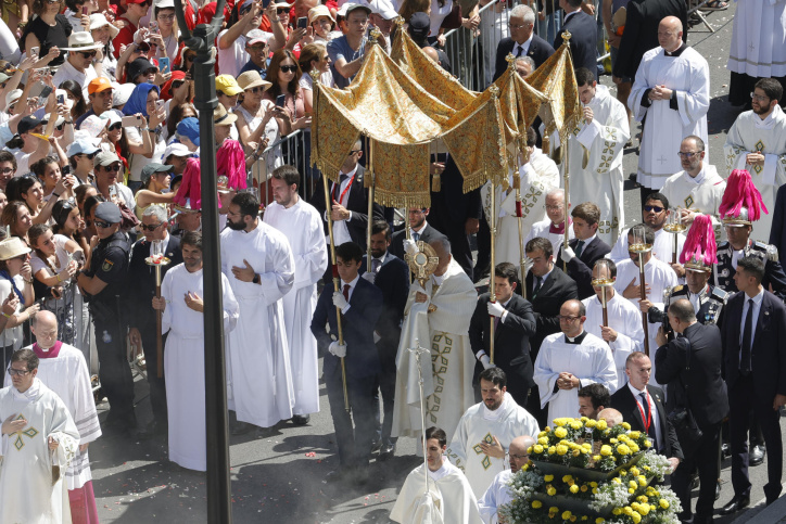 MADRID, 07/06/2026.- El papa León XIV durante la procesión del Corpus Christi tras la misa oficiada este domingo en la Plaza de Cibeles de Madrid. EFE/Zipi